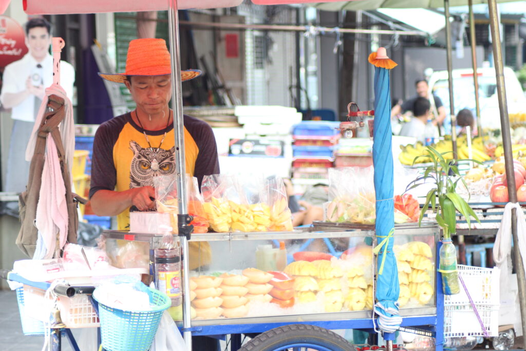 Tayland Bangkok sokakları ve sokak yemekleri . 